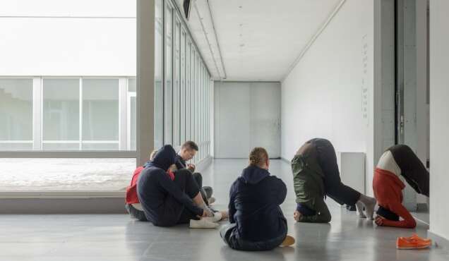 Performance d Egle Budvytyte Skateboard Prayer or Head Below the Heart